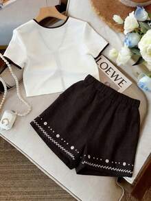 SHEIN Franclia Bộ đồ nữ thường ngày gồm áo tay ngắn cổ chữ V màu trắng, chất liệu giả lanh, họa tiết chần bông, phối viền tương phản, thắt nơ tre, kết hợp với quần short màu nâu đậm, chất liệu bền chắc, thoải mái, phù hợp cho công sở. - màu nâu - Xem 2