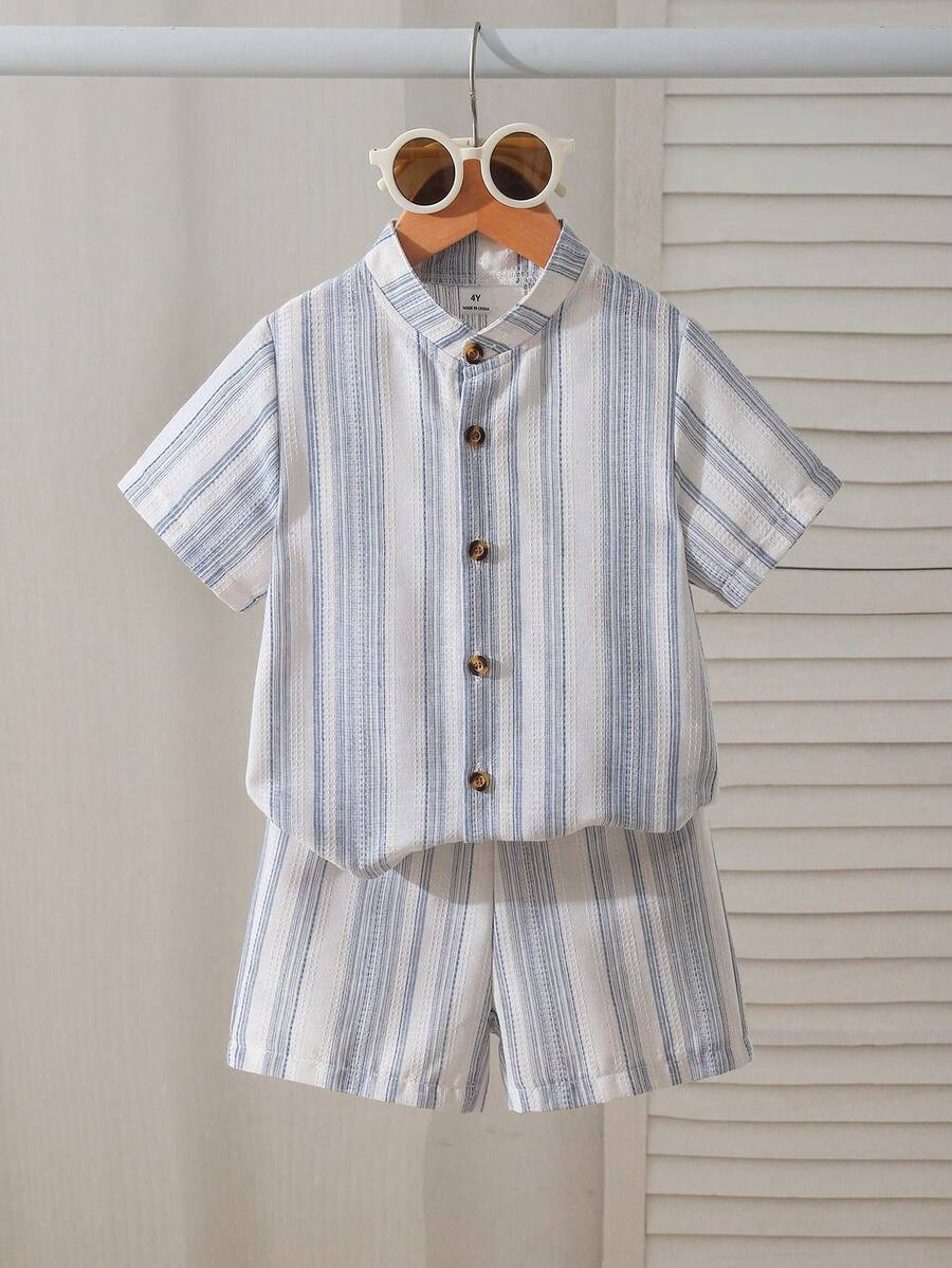 SHEIN 男童立领条纹短袖开衫,搭配同色运动短裤,休闲时尚,面料舒适,适合夏季穿着,是男孩户外和上学的理想选择。 - 藍色 - 查看 1