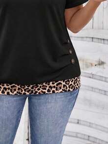 EMERY ROSE Plus Size V-Neck Leopard Print Patchwork Black Fabric Casual T-Shirt With Side Ruched Button Design - Multicolor - View 3