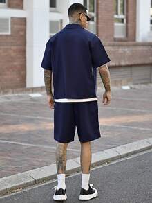 Devon Thys Set bărbătesc cu cămașă și pantaloni scurți, cu mânecă scurtă și imprimeu cu dungi laterale și stele - Albastru marin - Vizualizare 2