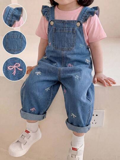 SHEIN Jeans de moda y lindos para niñas bebé, denim azul claro vintage, decoración de bordado de moño multicolor, diseño de tirantes con volantes, tela suave y cómoda, uso versátil diario