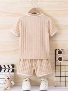 SHEIN Streecool Kids 2件組小男孩對比飾邊羅紋 Polo 衫與短褲休閒套裝 2 件套(4-7歲)，針織米色夏季運動套裝 - 杏色 - 查看 2