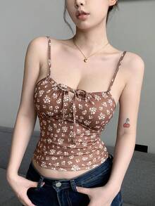 Joudiya ملابس علوية كامي مقصر بتصميم نحيف وبدون أكمام مزخرف بنقشة زهور صغيرة للصيف، ملابس علوية بوهيمي للعطلات - بني - مشاهدة 1