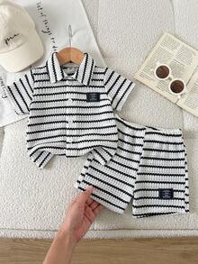 SHEIN Vintaside Kids 2件組 嬰幼兒男童黑白格紋條紋翻領襯衫 & 短褲復古休閒夏季度假假日學院風套裝 - 黑與白 - 查看 4
