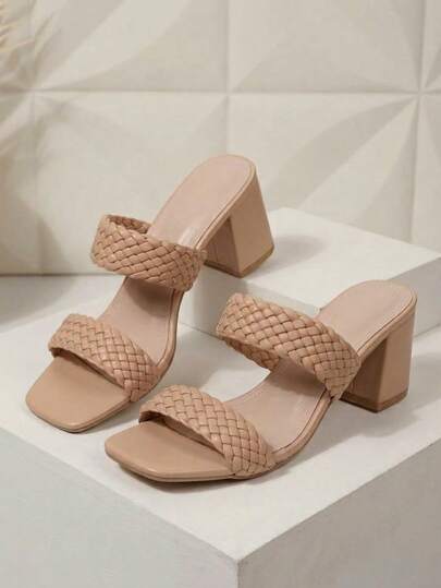 Sandalias de tacón medio de moda para mujer con dos tiras anchas con acabado tejido que cruzan el empeine, aportando un detalle visual atractivo y al mismo tiempo brindando una sujeción cómoda al pie. Su estructura abierta facilita la frescura durante el uso, ideal para los días cálidos o para lucir un outfit contemporáneo en cualquier temporada.