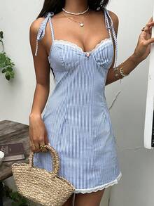 Vestido mini de tirantes con diseño de encaje francés vintage y parches de cuadros azules, con diseño de espalda abierta en línea A, ajustado y estilizador, vestido de verano jugue - Azul - Ver 3