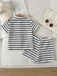 SHEIN Vintaside Kids 2件組 嬰幼兒男童黑白格紋條紋翻領襯衫 & 短褲復古休閒夏季度假假日學院風套裝 - 黑與白 - 查看 2