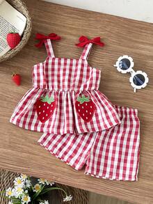 SHEIN Bộ đồ thường ngày cho bé gái gồm áo hai dây và quần short kẻ caro thêu hình dâu tây. - Đỏ - Xem 3