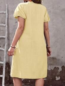 Vestido casual de mujer talla grande de unicolor, cuello redondo, manga corta abullonada, diseño de un solo pecho y plisado - Amarillo claro - Ver 2
