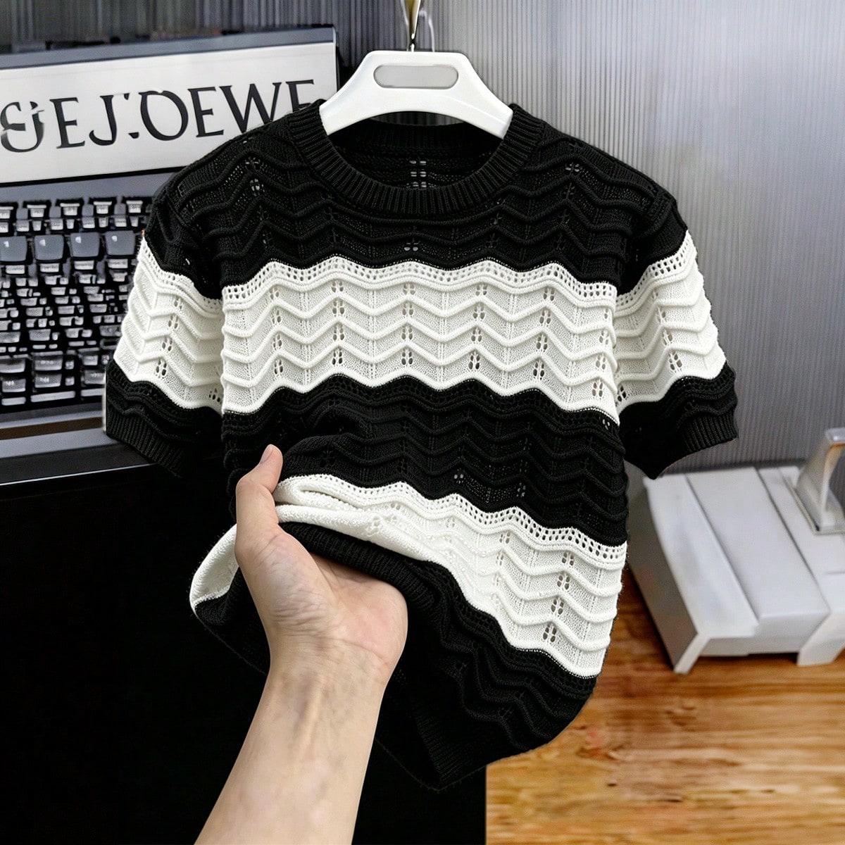 Camiseta de punto de cuello redondo de manga corta con contraste de color y calado para hombre