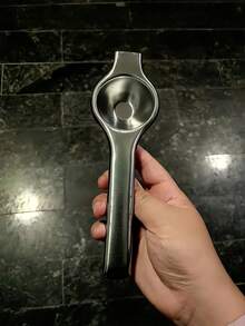 1個不鏽鋼手動柑橘榨汁器，不鏽鋼加厚手動檸檬夾，便利居家廚房工具水果榨汁器，耐用檸檬橘子壓榨器配易握把手，適用於居家與廚房新鮮果汁（由於製程限制，請記得不要使用過度力道） - 彩色 - 查看 6