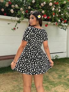 SHEIN EZwear Plus Size Ditsy Floral Jumpsuit With Pockets, Short Sleeve, Black, Summer - Black - View 2