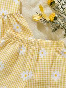 SHEIN Vintaside Kids Este conjunto de duas peças com top halter amarelo e shorts Denim de cintura alta com bolso é doce, fofo e versátil para a primavera e o verão. O tecido trançado tem espessura moderada, com decorações de laço franzido e aplicações de flores tridimensionais. Os botões com estampa de leopardo adicionam um toque retrô. É adequado para o dia a dia na escola, visitar locais populares, viagens de férias, relaxar em casa e comparecer a festas. - Amarelo - Visão 3