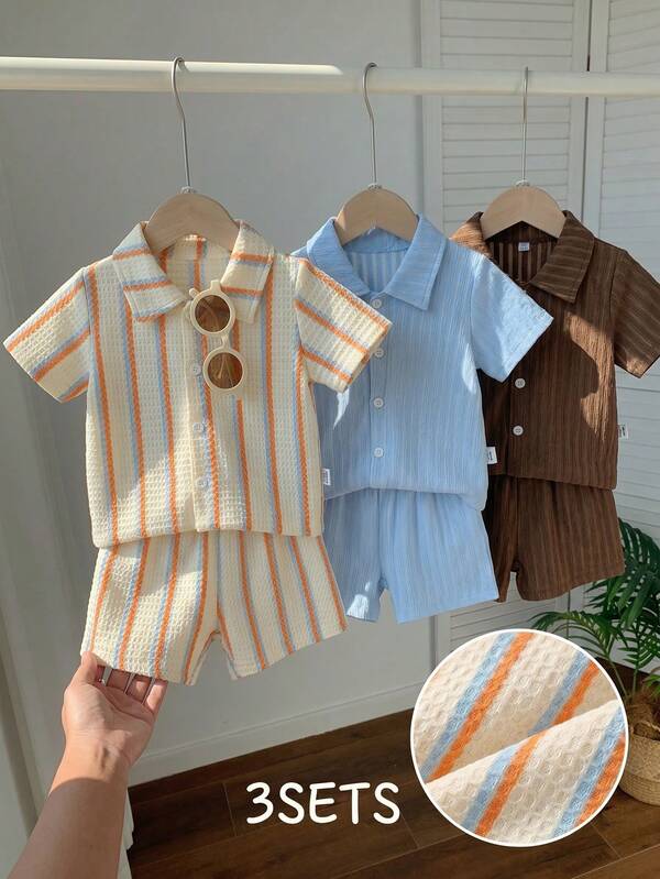 Vintaside Kids Bộ đồ hai mảnh cho bé trai gồm áo sơ mi ngắn tay cổ bẻ kẻ sọc tương phản màu mơ và kaki đen, thích hợp cho mùa xuân và mùa hè, mang phong cách cổ điển và học thuật. Những đường kẻ sọc tương phản cổ điển và chất liệu vải jacquard có độ dày vừa phải. Các nút cài giúp dễ dàng mặc và cởi. Thích hợp cho các hoạt động hàng ngày như đi học, dạo phố, thư giãn tại nhà, dự tiệc và các sự kiện mùa hè.