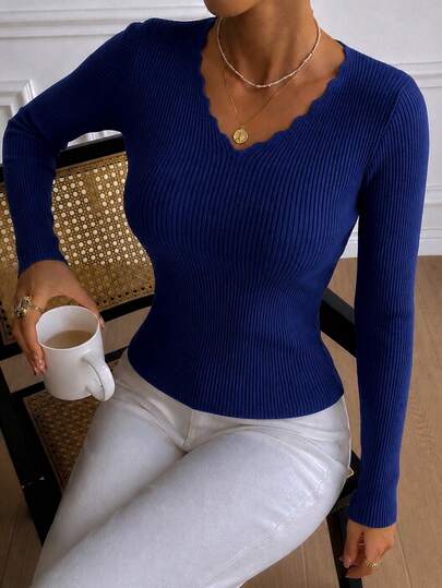 Suéter elegante y casual para mujer, de estilo occidental y versátil. Cuello tipo en "V" con terminación ondulada. Silueta ajustada, colores lisos sin estampado con textura tipo canalé. Tela de poliéster y elastano. Suave, ligero y cómodo, ideal para el uso diario.