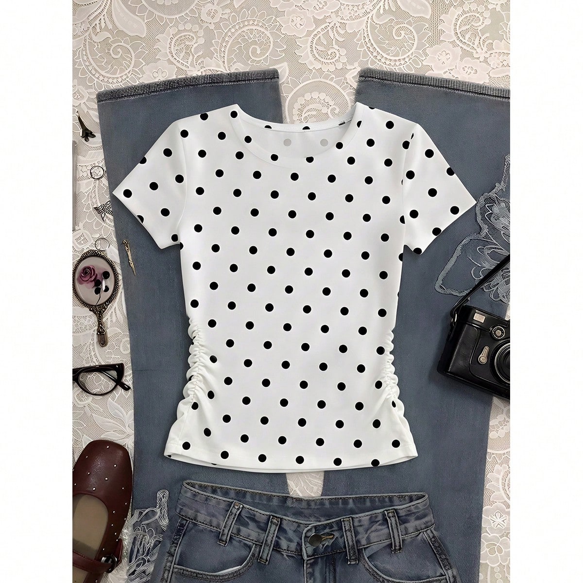 Camiseta casual y versátil para niñas, de cuello redondo, ajuste ceñido y manga corta, con estampado de lunares en todo el diseño
