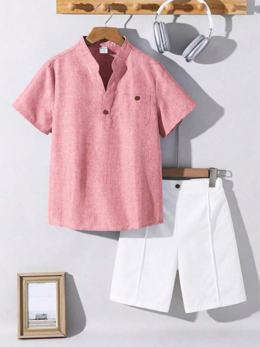 SHEIN 青少年男童休闲V领短袖衬衫短裤套装,舒适时尚,百搭实用,面料柔软,适合日常穿着、上学、郊游、音乐节、假期、海滩度假、夏季等场合。 - 淺粉色 - 查看 1