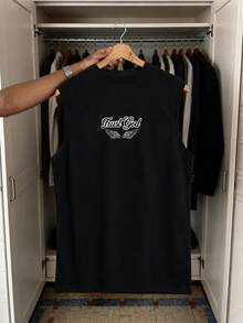Manfinity LEGND Camiseta de tirantes negra para hombre, gráfico vintage de ángel rezando, texto desgastado de versículo bíblico Confía en Dios, estilo grunge americano, verano, casual, streetwear, escapada urbana, vacaciones - Negro - Ver 8