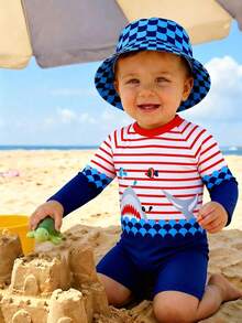 SHEIN Bộ đồ bơi liền thân dài tay in hình cá mập hoạt hình dễ thương dành cho bé trai, kèm mũ chống nắng, thích hợp cho kỳ nghỉ hè, bãi biển, lướt sóng, công viên nước. - Nhiều màu - Xem 1