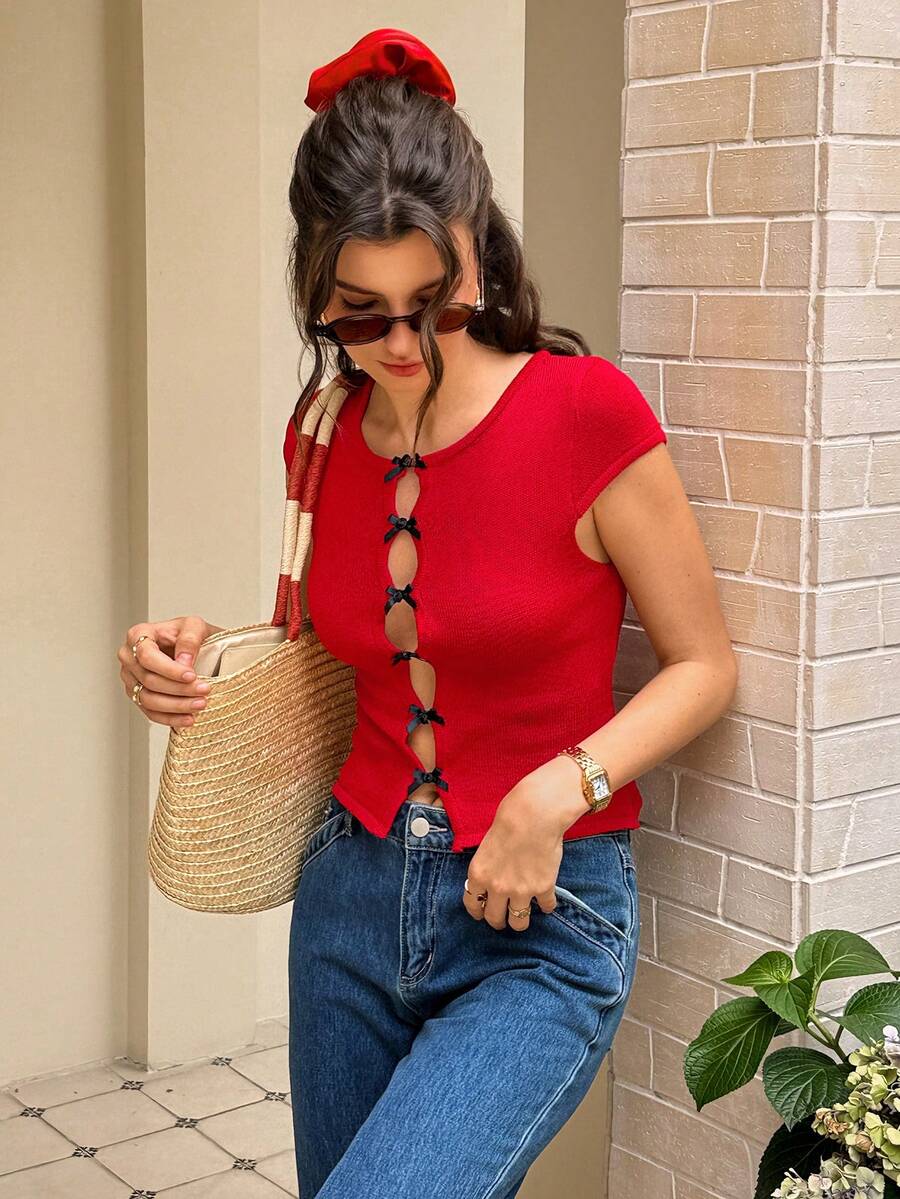 Cévolie Maglia a girocollo rossa a maniche corte in maglia con taglio a goccia e fiocco decorativo - Rosso - Visualizzare 1