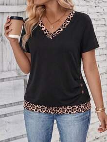 EMERY ROSE Plus Size V-Neck Leopard Print Patchwork Black Fabric Casual T-Shirt With Side Ruched Button Design - Multicolor - View 4