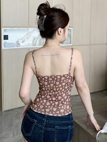 Joudiya ملابس علوية كامي مقصر بتصميم نحيف وبدون أكمام مزخرف بنقشة زهور صغيرة للصيف، ملابس علوية بوهيمي للعطلات - بني - مشاهدة 3