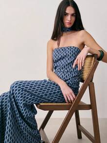 Nöista Bộ jumpsuit trễ vai với chất liệu jacquard họa tiết hình học, phần thân áo ôm sát, quần ống rộng và vòng cổ choker cùng màu. Thích hợp cho mùa xuân, mùa hè, đám cưới, sự kiện trang trọng. - Xanh và trắng - Xem 4