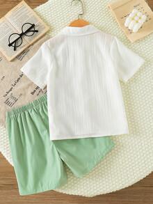 SHEIN Genkimix Kids 男童時尚條紋印花短袖襯衫與短褲兩件套，舒適夏季套裝，適合學校、校園與家庭度假 - 綠色 - 查看 3