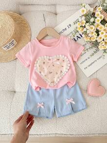 SHEIN Playful Pals 2 件套女婴碎花心形印花 T 恤和蝴蝶结设计短款上衣套装，甜美可爱，春夏 - 粉色 - 查看 3