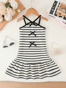 SHEIN Elladie kids Vestido de verano con tirantes finos, estilo coreano, con lazo y textura a rayas, para niñas, un atuendo dulce y perfecto para vacaciones - Blanco y Negro - Ver 4