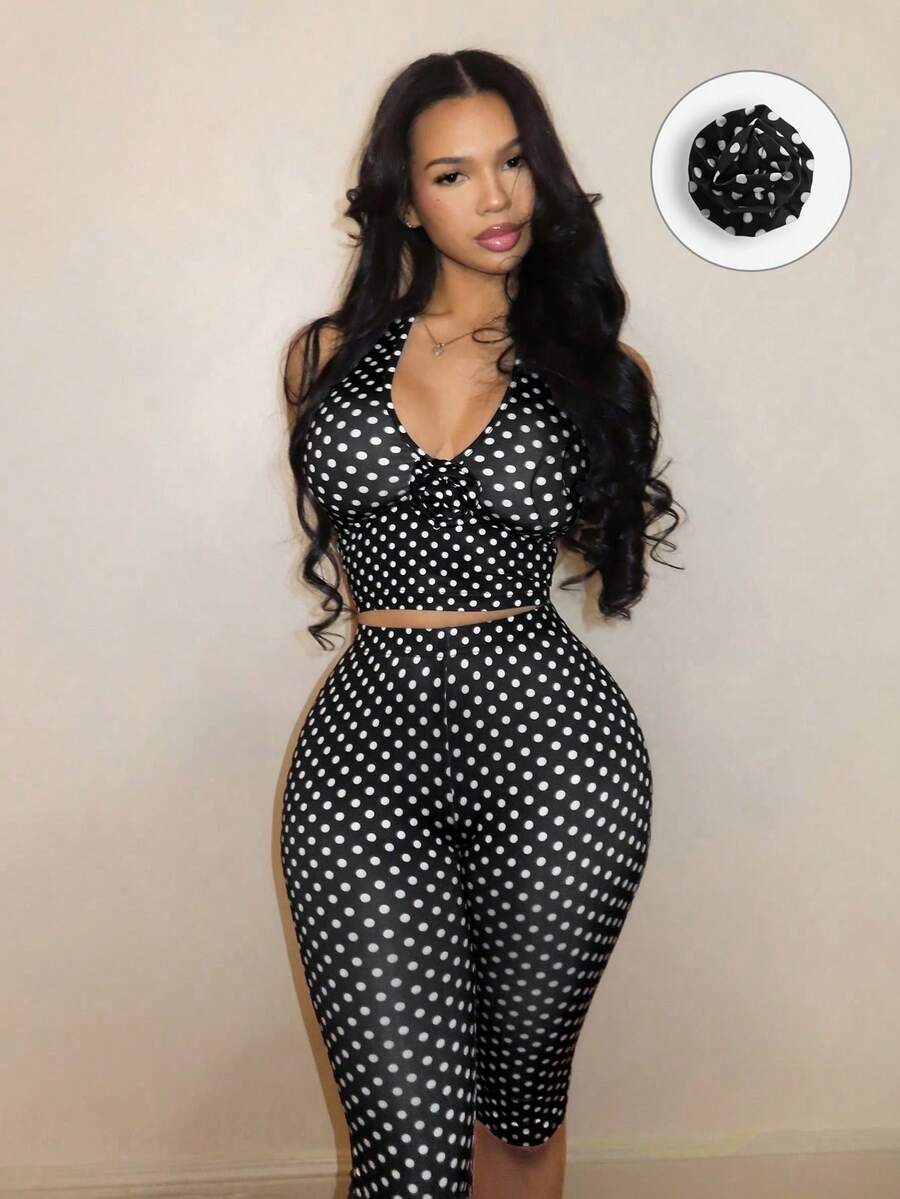 SHEIN PETITE Bộ đồ 2 mảnh gợi cảm phong cách nghỉ dưỡng dành cho nữ, gồm áo crop top hở lưng buộc dây phía trước và quần capri cạp cao ôm sát, họa tiết chấm bi. - màu đen - Xem 1