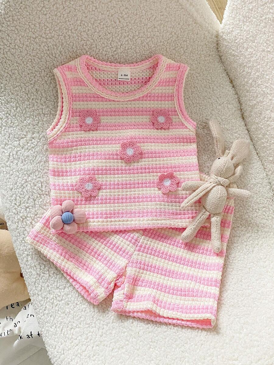 SHEIN Playful Pals 这款女童夏季两件套,米色柚木纹提花圆领背心上衣搭配短裤,清新森林主题,田园牧歌般温柔简约,休闲舒适。面料采用柚木纹编织纹理,厚度适中,版型合身。服装上点缀着黄色、绿色和粉色的立体钩针花朵,适合日常外出、野餐、休闲放松、上下学通勤以及拍照打卡等各种场合。 - 粉色 - 查看 1