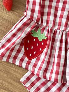 SHEIN Bộ đồ thường ngày cho bé gái gồm áo hai dây và quần short kẻ caro thêu hình dâu tây. - Đỏ - Xem 6