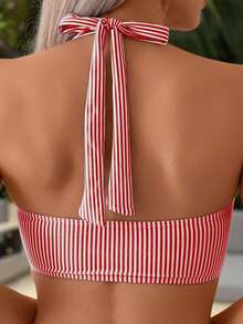 Swim Mod Costume da bagno a due pezzi da donna per la primavera e l'estate, con top a fascia a righe rosse e bianche con stampa casuale e incrocio sulla schiena, e slip bikini con patchwork - Rosso e Bianco - Visualizzare 3