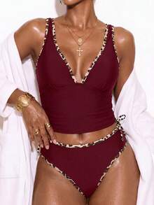 Oceva Bộ 2 món tankini nữ mùa hè phong cách tối giản đi biển, áo crop top nhún bèo phối viền màu trơn & họa tiết da báo, quần cạp cao phối viền màu trơn & họa tiết da báo dáng tam giác - Màu Đỏ Sâu - Xem 5