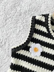 SHEIN 这款女童夏季两件套，米色柚木纹提花圆领背心上衣搭配短裤，清新森林主题，田园牧歌般温柔简约，休闲舒适。面料采用柚木纹编织纹理，厚度适中，版型合身。服装上点缀着黄色、绿色和粉色的立体钩针花朵，适合日常外出、野餐、休闲放松、上下学通勤以及拍照打卡等各种场合。 - 黑色 - 查看 5