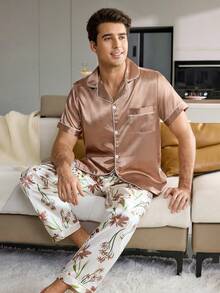 CoupledUp Ensemble de pyjama pour hommes avec chemise de couleur unie à bordure contrastée et pantalon imprimé en faux soie, col châle - Tabac - Voir 2