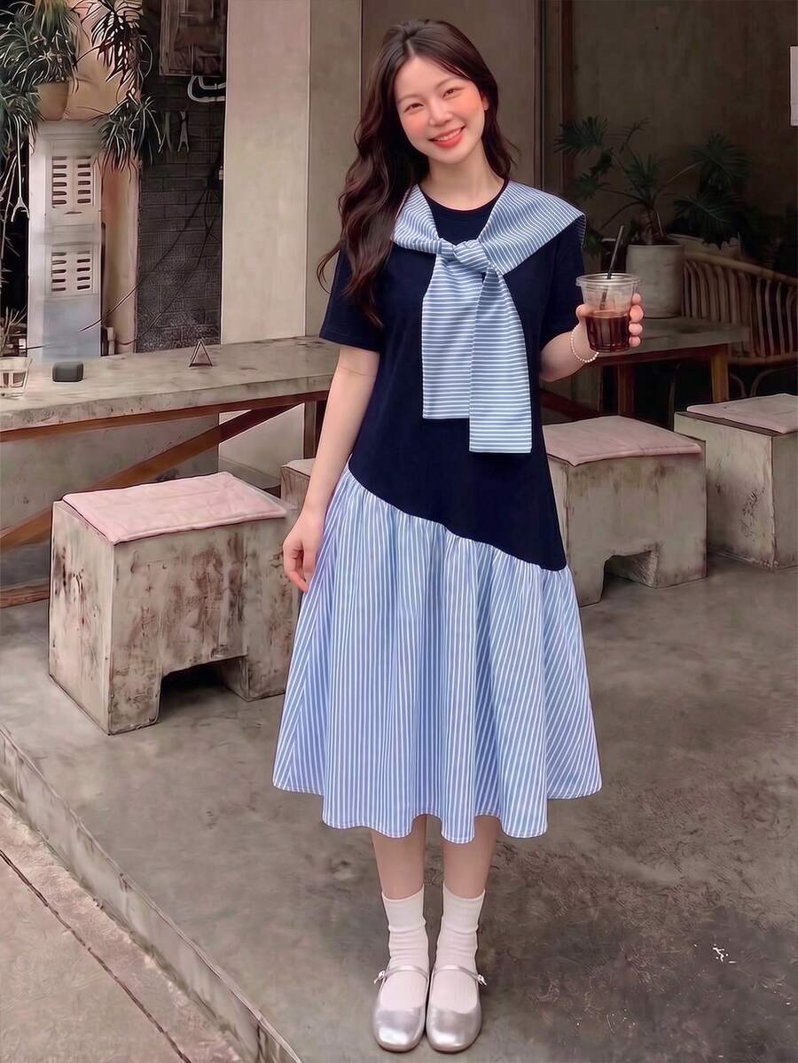 女童休闲连衣裙:这款轻盈可爱的连衣裙采用纯色和条纹拼接设计,饰有蓝白条纹披肩领,增添青春活力和学院风。撞色设计营造出清新洁净的视觉效果,仿佛置身海边。条纹元素与披肩领相呼应,保持整体风格的统一。是春夏穿着的理想之选。 - 藍色 - 查看 1