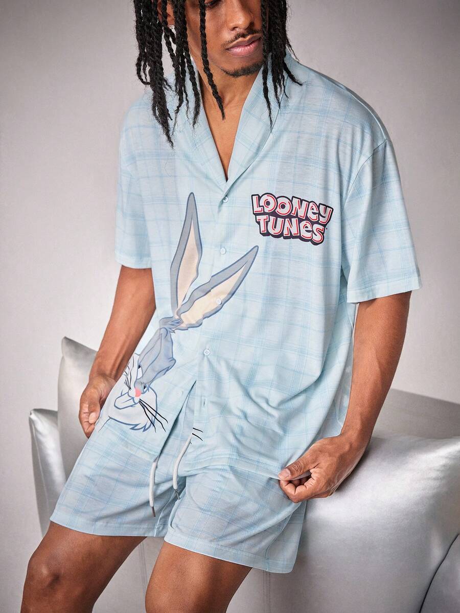 LOONEY TUNES X SHEIN Bộ đồ ngủ nam mùa hè in hình hoạt hình kẻ caro ngộ nghĩnh, dáng rộng, gồm áo sơ mi và quần short. - Màu xanh nhạt - Xem 1