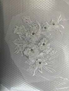 1件装饰蕾丝花卉刺绣贴花和网纱设计，立体花卉刺绣，热销钻石亮片珠饰面料贴花蕾丝花朵，DIY手工贴花服装装饰配件。 - 多色 - 查看 10