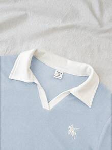 SHEIN Áo croptop dệt kim cổ bẻ màu xanh dương và trắng, kiểu dáng thường ngày, ôm sát, có thêu logo nhỏ, dành cho bé gái tuổi teen. - Xanh và trắng - Xem 4