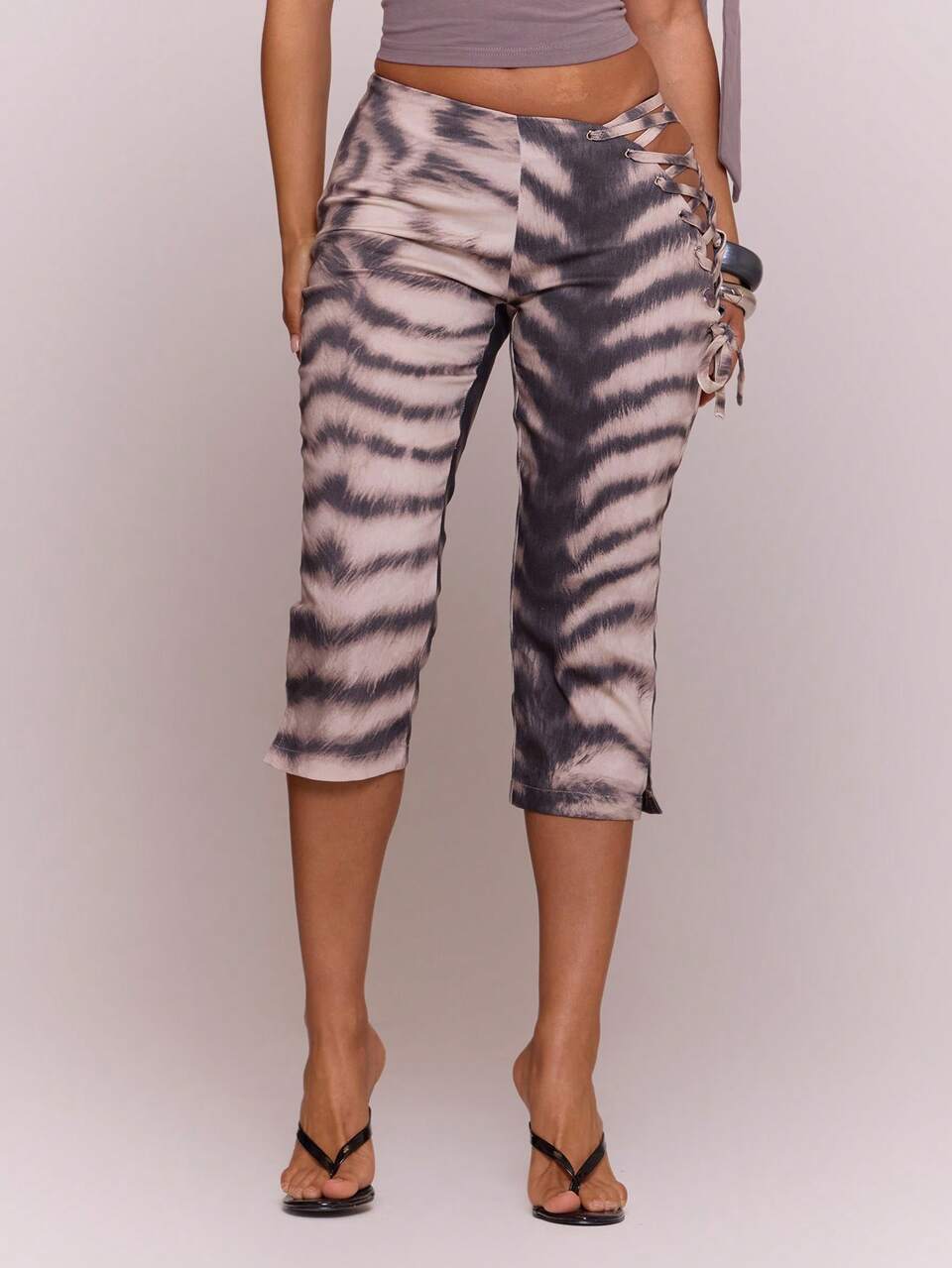 Eng anliegende Caprihose mit Zebra-Print, asymmetrischer Front und Schnürung