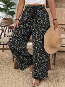 SHEIN Frenchy Quần short đi biển họa tiết hoa nhí mới dành cho nữ cỡ lớn, thích hợp cho mùa xuân/hè, phù hợp cho các dịp như Ngày Valentine, đi làm hàng ngày, quần ống rộng kẻ sọc có túi. Phong cách nghỉ dưỡng biển/sinh viên đại học, quần du lịch biển mùa hè cho nữ, quần rộng rãi thoải mái cho nữ cỡ lớn. - Đen và trắng - Xem 4