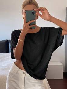 DAZY 女款寬鬆版型不對稱領半袖休閒度假輕量針織毛衣，純色校園夏季款 - 黑色 - 查看 1