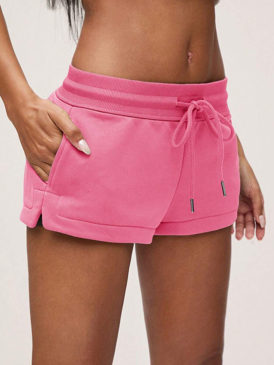 SHEIN BASICS 舒適低腰開衩運動短褲，休閒運動風寬鬆居家短褲，春夏健身運動穿搭，粉色