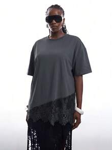 SHEIN EZwear 大码不对称下摆蕾丝宽松短袖T恤，夏季上衣，不对称蕾丝衬衫，女士大码T恤，深灰色 - 深灰色 - 查看 3