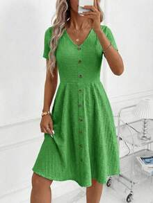 SHEIN Clasi Đầm nữ dáng suông tối giản, màu trơn, chất liệu vải có họa tiết, cổ chữ V, tay ngắn, thắt eo, thích hợp mặc đi làm hàng ngày, mùa hè. - màu xanh lá - Xem 6