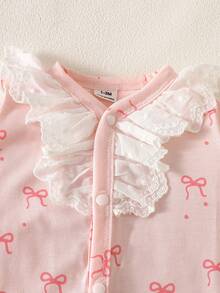 SHEIN Bộ quà tặng 6 món cho bé gái sơ sinh | Phong cách dễ thương màu hồng ngọt ngào + Họa tiết nơ và viền ren | Áo liền quần dài tay + Mũ + Yếm + Băng đô nơ + Găng tay + Chăn quấn | Vải dệt kim thoáng khí | Mùa xuân & hè - Màu Hồng baby - Xem 6