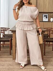 SHEIN CURVE+ 两件套加大码女装夏季套装，适合音乐节、复活节、西式、游牧风、生日派对、毕业典礼、大学、学生、日常穿着、百搭基础款、休闲、度假、邮轮旅行、海滩、日光浴、网红、街头风、婚礼宾客波西米亚风、通勤、早午餐、机场、派对、假日郊游、优雅晚宴、盛会、休闲等场合。高端优雅杏色不对称肩部无袖上衣搭配阔腿裤套装。 - 杏色 - 查看 5