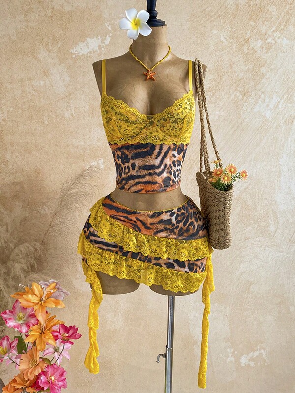Soleia Conjunto de blusa de alcinha amarela com estampa de leopardo e tigre em patchwork e saia assimétrica com barra franzida